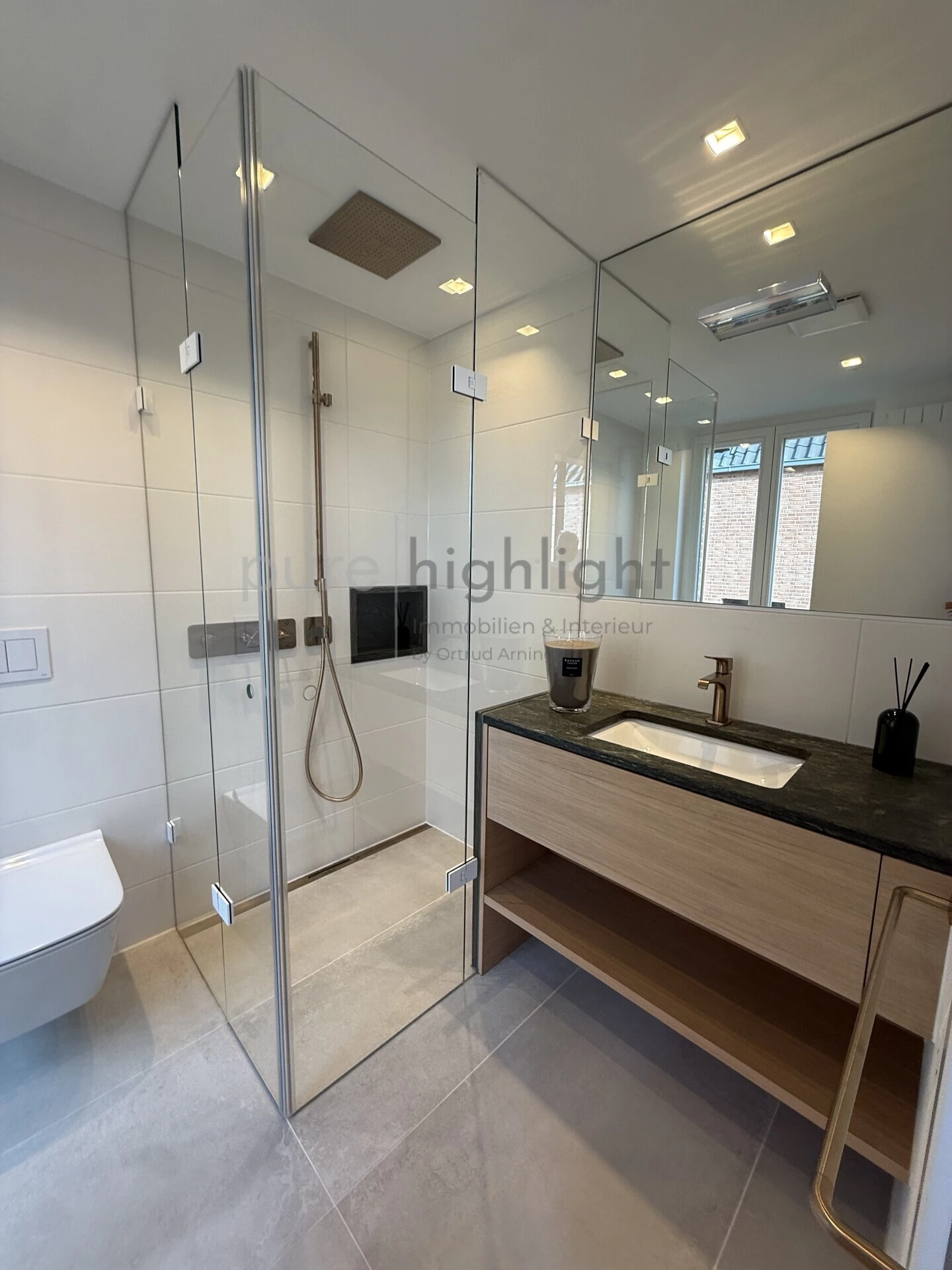Rahmenlose Walk-in-Dusche mit Regendusche