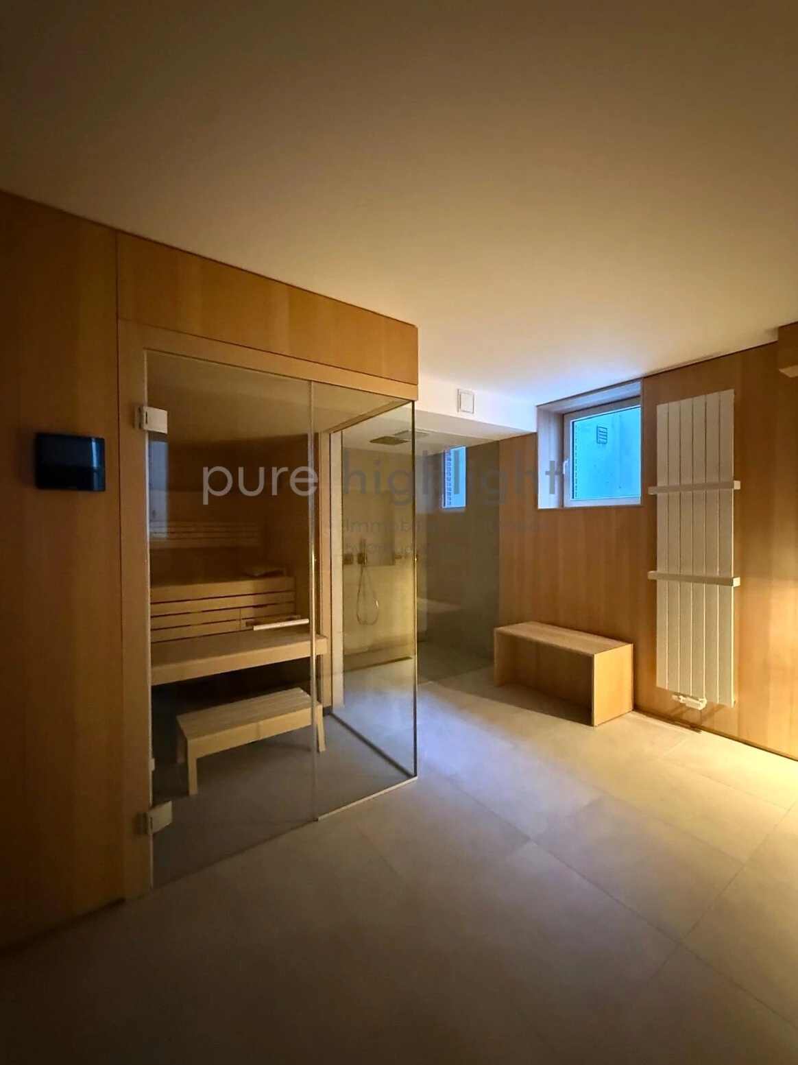 Souterrain mit Klafs-Premium-Sauna und großzügigem Duschbereich