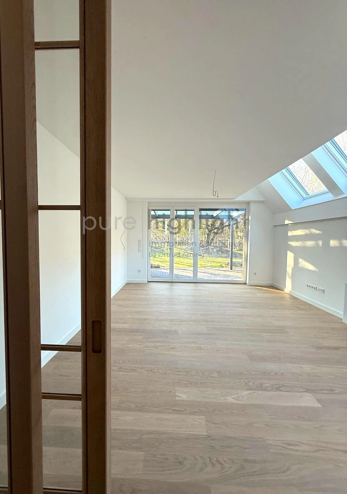 Echtholzparkett aus Eiche weiß geölt, elektrische Velux-Dachfenster