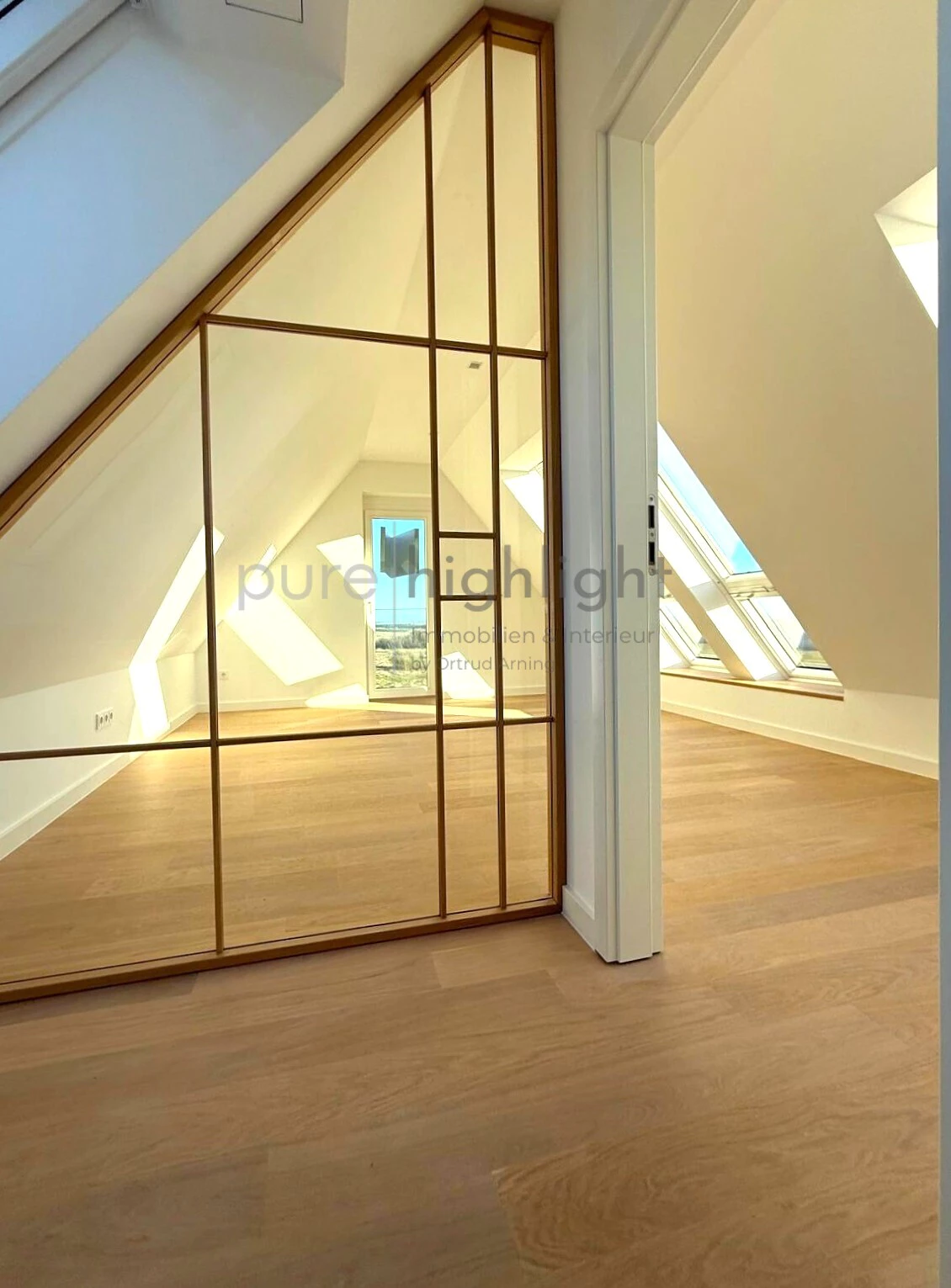Einbauschrank mit Messingsprossen unter der Dachschräge, Velux-Fensterband
