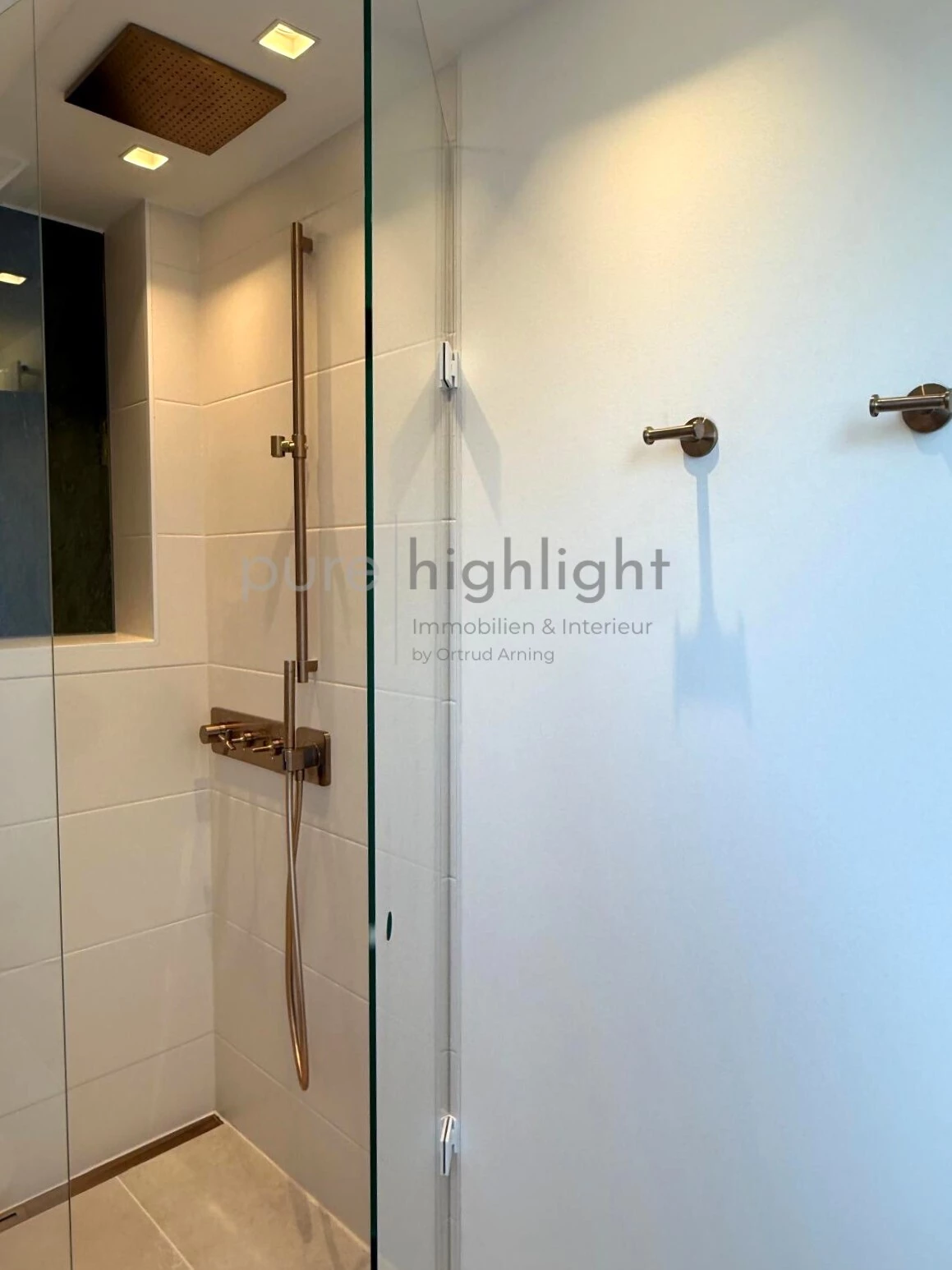 Walk-in-Dusche mit Deckenregendusche in Bronze