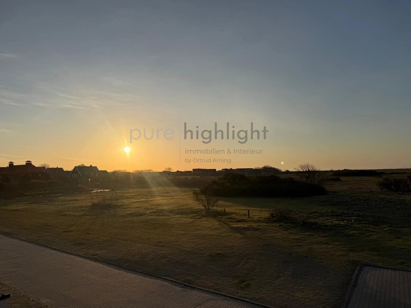 Abendsonne über den Dünen, vom Grundstück aus gesehen