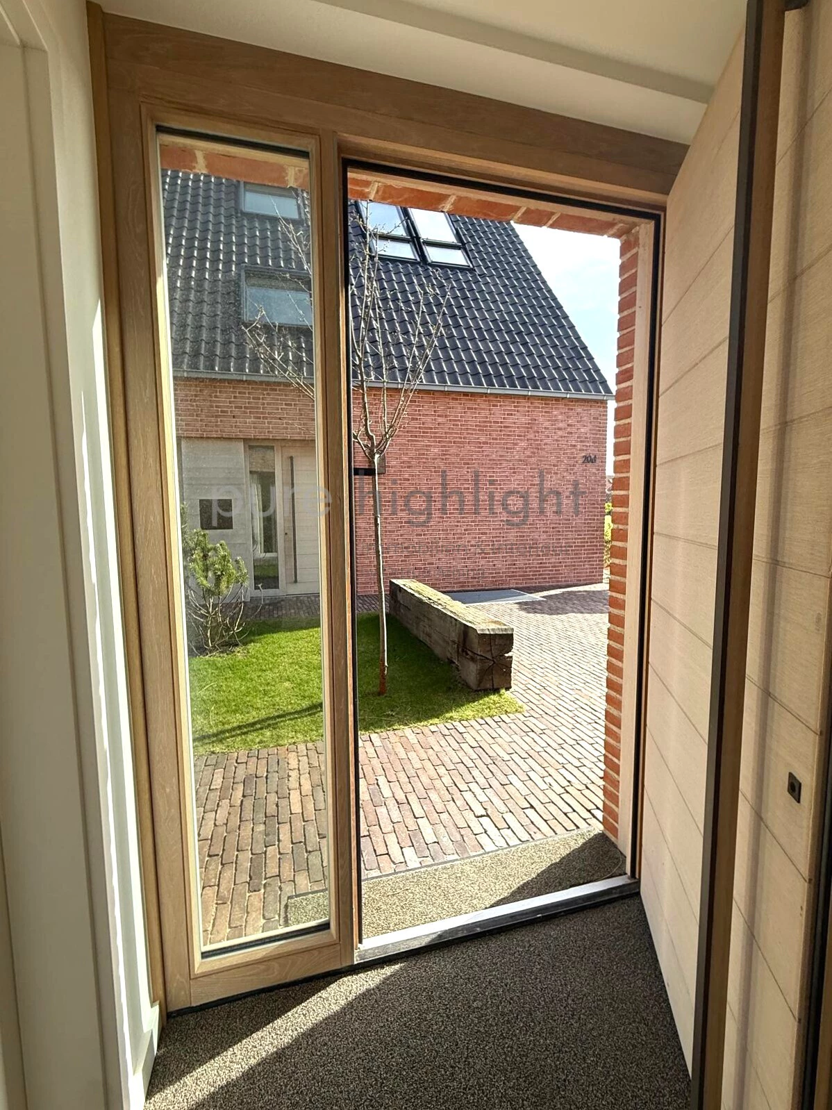 Blick aus dem Windfang in den Innenhof mit Sitzdalbe