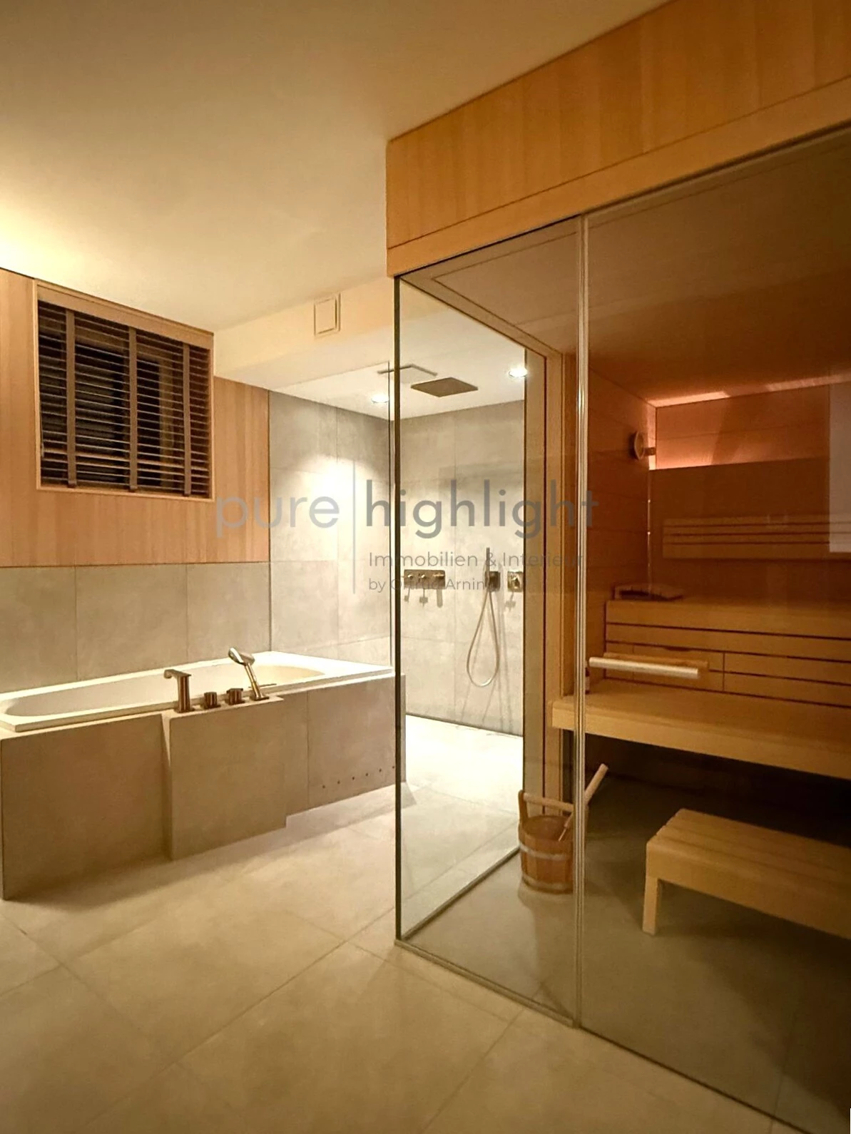 Sauna hinter Glas, freistehende Wanne und Regendusche im Souterrain